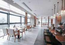 Nuevos altavoces de techo PoE BCS300 convertibles a “pendant” de Bluesound Professional, para el mercado de la instalación altavoces de techo PoE BCS300 pendant de Bluesound Professional para centros comerciales