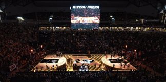 La proyección de láser puro RGB de Christie potencia la experiencia del mapping de proyección en 3D en la pista del Mizzou Arena