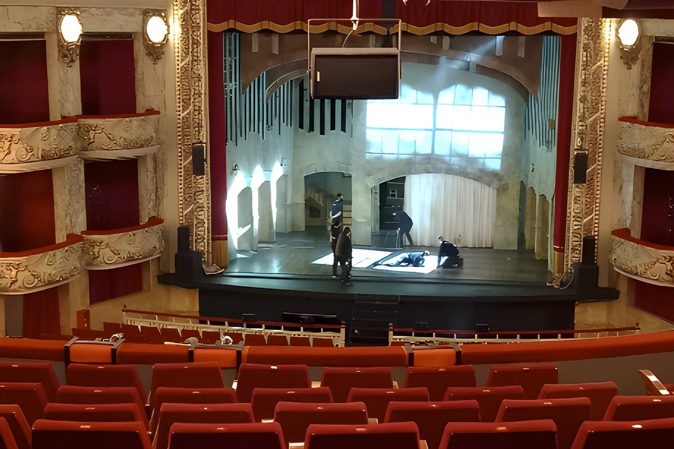 Sistema de sonido adamson implementado para shows de teatro