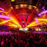 La mejor Iluminación profesional para el escenario del evento de Villa Ananas: una fiesta disco tropical el Día del Rey con Showtec e Infinity