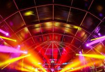 La mejor Iluminación profesional para el escenario del evento de Villa Ananas: una fiesta disco tropical el Día del Rey con Showtec e Infinity