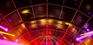La mejor Iluminación profesional para el escenario del evento de Villa Ananas: una fiesta disco tropical el Día del Rey con Showtec e Infinity