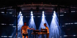Infinity y  Showtec, son referencia y espepecialistas en tecnologia y equipos de iluminación profesional para los escenarios de festivales,