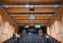 TeamConnect Ceiling 2 de Sennheiser potencia y mejora la experiencia de aprendizaje híbrido en la Gaia de la NTU de Singapur TeamConnect Ceiling 2 el mejor microfono de techo para mejorar la experiencia de aprendizaje híbrido