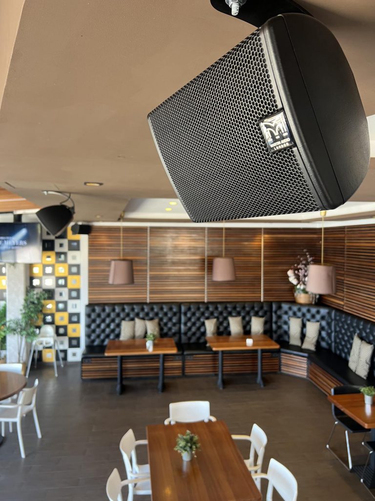 equipos de sonido de Martin Audio los mejores para instalaciones en restaurantes y clubs