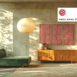 Panel acústico VicShape 3D de Vicoustic en color rosa instalado en una sala de estar moderna con mobiliario de madera y luz natural, ganador del Red Dot Product Design Award 2025.