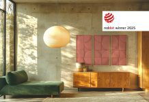 Vicoustic gana el Red Dot Product Design Award 2025 con su panel VicShape 3D Panel acústico VicShape 3D de Vicoustic en color rosa instalado en una sala de estar moderna con mobiliario de madera y luz natural, ganador del Red Dot Product Design Award 2025.