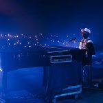 Meyer Sound impulsa el Montreux Jazz Festival Miami 2025, con entradas agotadas Jon Batiste durante su emotiva actuación en el Montreux Jazz Festival Miami 2025, acompañado por un mar de luces del público y sonido impecable proporcionado por Meyer Sound.