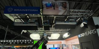 Imagen de un set de producción virtual de Brainstorm y Alfalite en CABSAT 2025, mostrando un escenario inmersivo con tecnología de pantallas LED avanzadas y gráficos 3D en tiempo real.