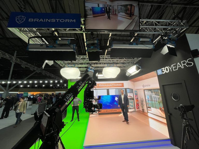 Imagen de un set de producción virtual de Brainstorm y Alfalite en CABSAT 2025, mostrando un escenario inmersivo con tecnología de pantallas LED avanzadas y gráficos 3D en tiempo real.