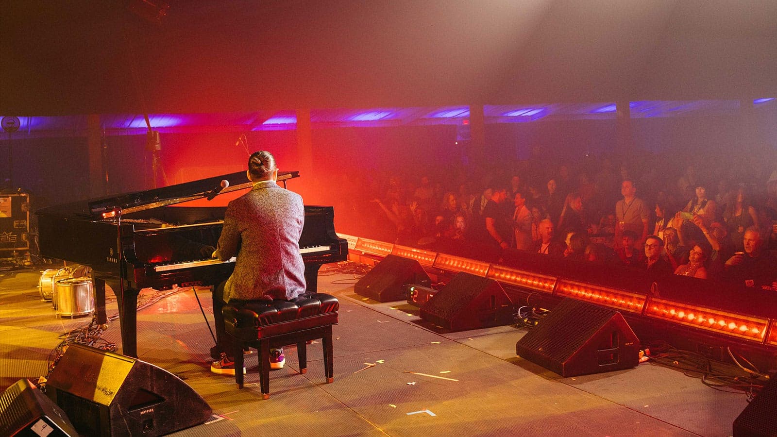 Pianista en plena actuación durante el Montreux Jazz Festival Miami 2025, con el público disfrutando del sonido envolvente proporcionado por Meyer Sound.