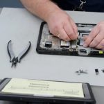 Técnico realizando mantenimiento a un dispositivo Panasonic TOUGHBOOK en un centro de servicio, garantizando soporte técnico especializado y prolongando la vida útil del equipo.