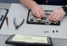 Panasonic TOUGHBOOK expande sus capacidades de servicio y soluciones en Europa Técnico realizando mantenimiento a un dispositivo Panasonic TOUGHBOOK en un centro de servicio, garantizando soporte técnico especializado y prolongando la vida útil del equipo.