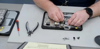 Técnico realizando mantenimiento a un dispositivo Panasonic TOUGHBOOK en un centro de servicio, garantizando soporte técnico especializado y prolongando la vida útil del equipo.