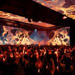Público disfrutando de Cercle Odyssey, el primer concierto inmersivo 360º a gran escala del mundo, con proyecciones visuales 4K de Panasonic que envuelven el escenario y crean una experiencia sensorial única.