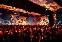 Público disfrutando de Cercle Odyssey, el primer concierto inmersivo 360º a gran escala del mundo, con proyecciones visuales 4K de Panasonic que envuelven el escenario y crean una experiencia sensorial única.