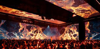 Público disfrutando de Cercle Odyssey, el primer concierto inmersivo 360º a gran escala del mundo, con proyecciones visuales 4K de Panasonic que envuelven el escenario y crean una experiencia sensorial única.