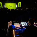 Charli XCX confía en DiGiCo Quantum 338 y SD12-96 para su gira mundial “Brat” Consola DiGiCo Quantum 338 durante un concierto de Charli XCX en la gira mundial "Brat"