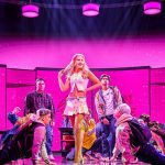 El musical de «Chicas Malas» en el West End confía en la potencia de Fourier Audio y la versatilidad de DiGiCo Escena del musical 'Chicas Malas' en el West End con iluminación rosa