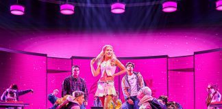 Escena del musical 'Chicas Malas' en el West End con iluminación rosa