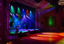 Clearlight Shows renueva el Marriner Theatre Plaza Ballroom con dispositivos de iluminación Infinity y Showtec Pista de baile del Marriner Theatre Plaza Ballroom iluminada con efectos de luces Infinity y Showtec, creando un ambiente vibrante y colorido para eventos y espectáculos en vivo.