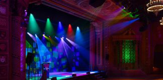 Pista de baile del Marriner Theatre Plaza Ballroom iluminada con efectos de luces Infinity y Showtec, creando un ambiente vibrante y colorido para eventos y espectáculos en vivo.