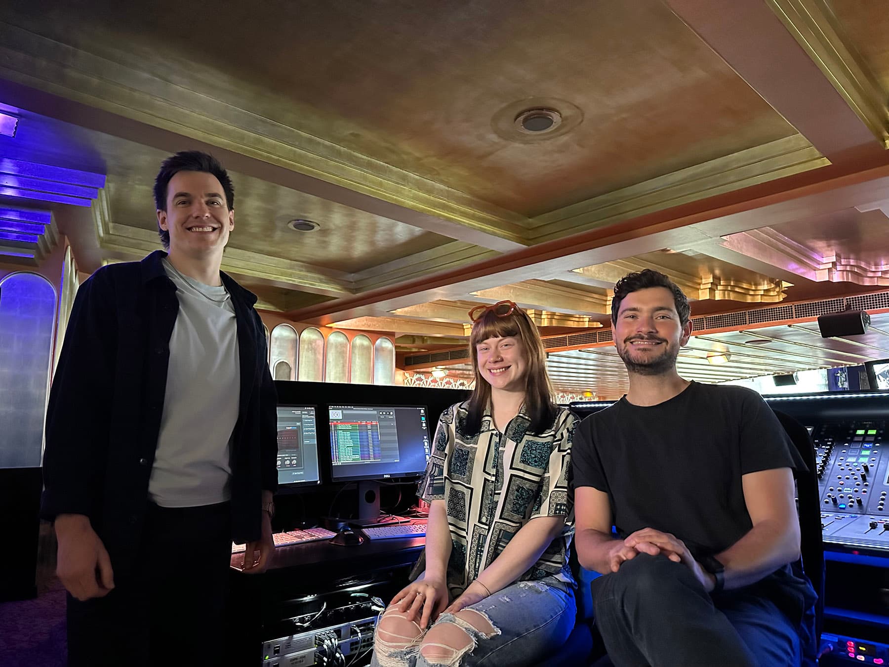 Equipo técnico del musical 'Chicas Malas' en el West End frente a consolas de audio y pantallas de control.