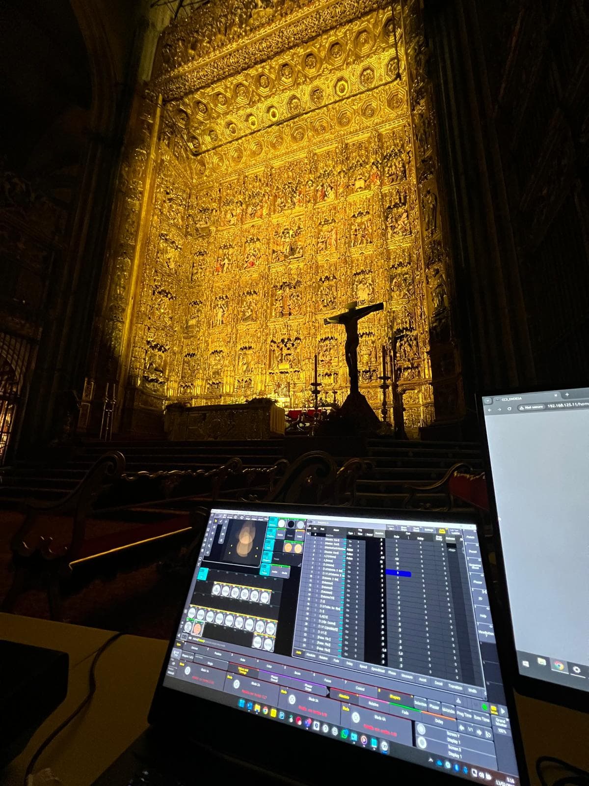 Catedral de Sevilla iluminado en tonos cálidos.