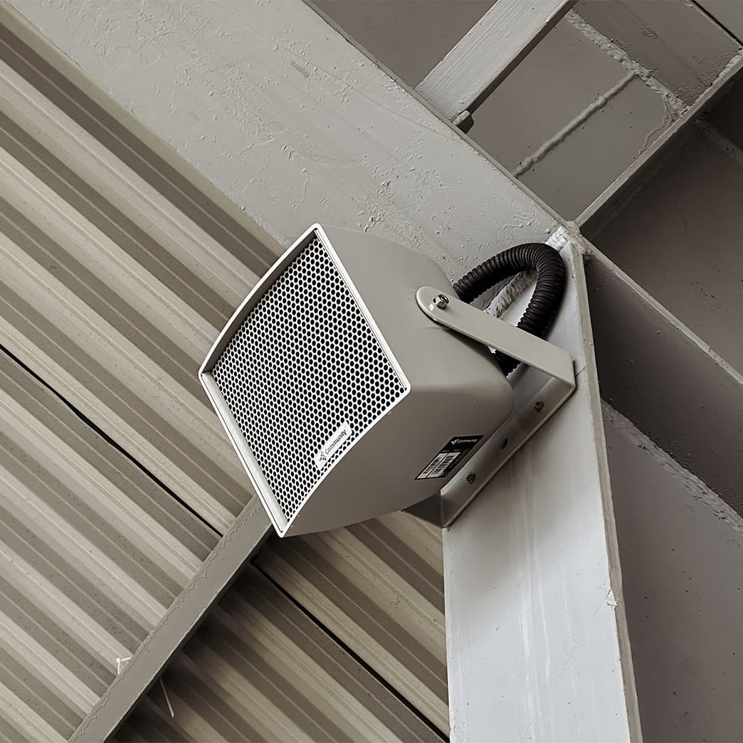 Altavoz Biamp instalado en el Complejo Deportivo de Kazajistán, garantizando sonido claro y potente para entrenamientos y competiciones deportivas.
