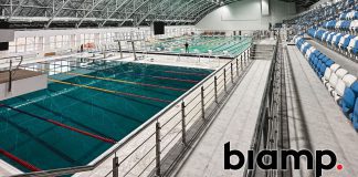 Piscina olímpica del Complejo Deportivo de Kazajistán equipada con sistemas de audio Biamp, garantizando sonido claro y resistente a la humedad para entrenamientos y competiciones.
