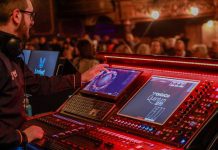 Ingeniero de sonido utilizando consola DiGiCo Quantum 225 integrada con soluciones inmersivas de KLANG para crear mezclas 3D en vivo durante un espectáculo en directo