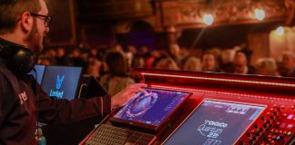 Ingeniero de sonido utilizando consola DiGiCo Quantum 225 integrada con soluciones inmersivas de KLANG para crear mezclas 3D en vivo durante un espectáculo en directo