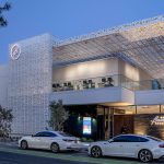 El sistema de altavoces ASTRYA de Meyer Sound redefine el sonido cinematográfico de alto nivel Fachada del Beverly Theater iluminada al anochecer.