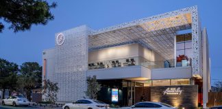 Fachada del Beverly Theater iluminada al anochecer.
