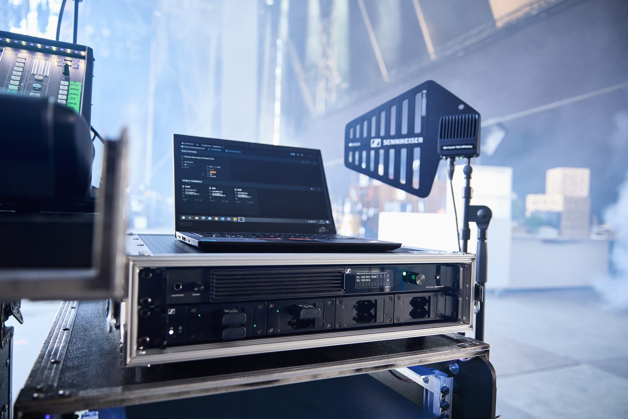 Sennheiser Spectera entre bastidores en los Premios ACM, durante la exitosa prueba de RF de Soundtronics