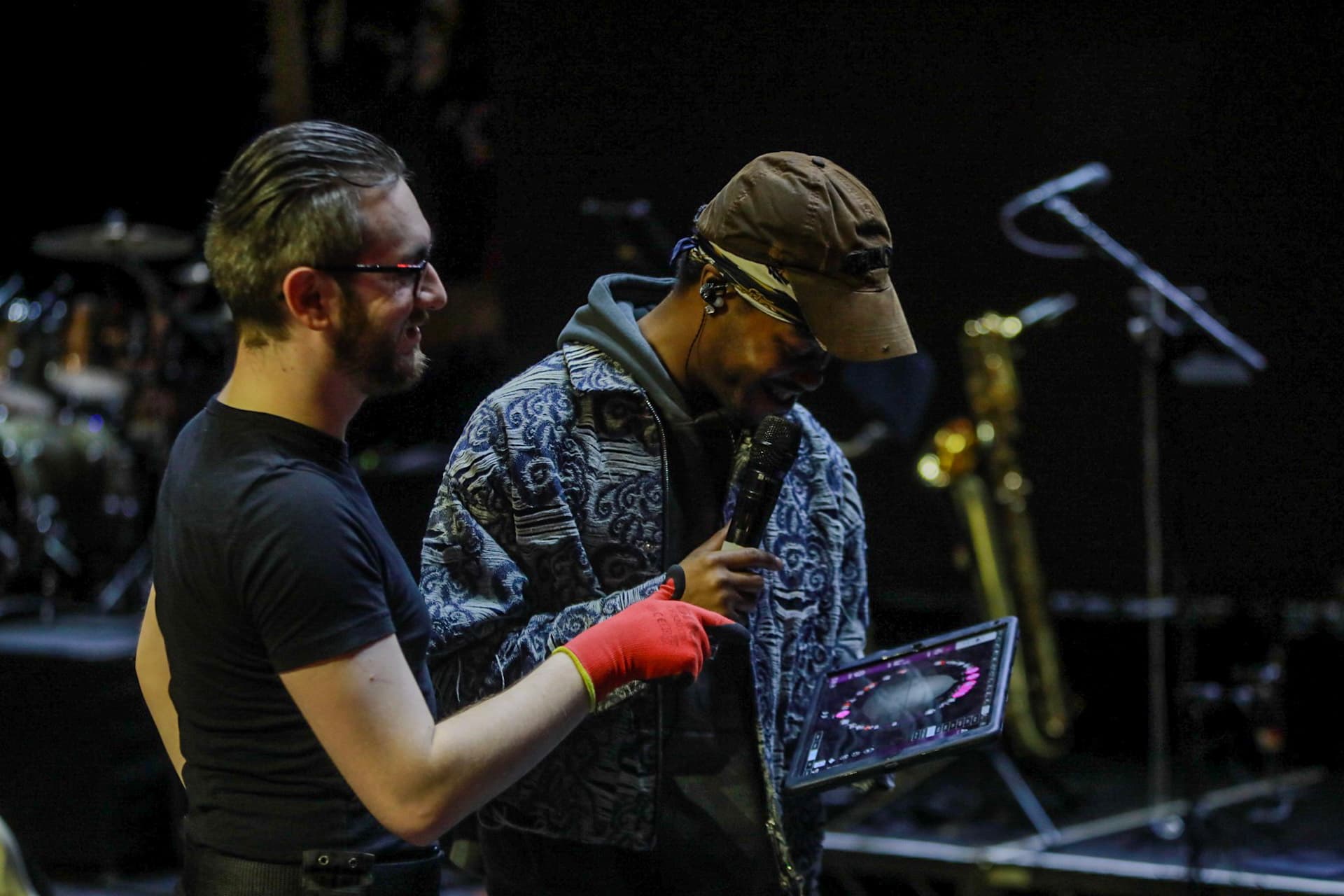 Músico ajustando su mezcla de monitores en tiempo real con la app de KLANG durante una prueba de sonido en gira con soluciones inmersivas en 3D