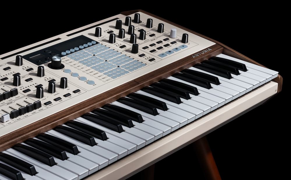 Primer plano del sintetizador analógico Arturia PolyBrute, utilizado en la Masterclass de Diseño Sonoro Analógico de Arturia para sintetizadores analógicos