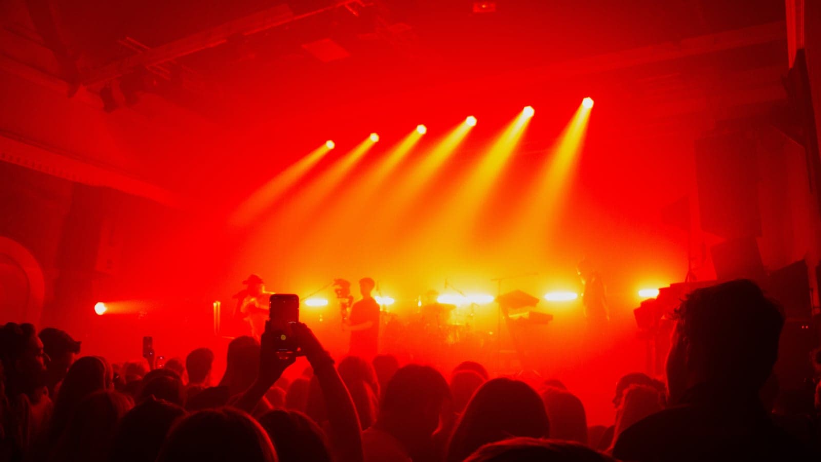 Concierto en el Slagelse Musikhus con iluminación escénica y sonido profesional mediante altavoces de fuente puntual ULTRA-X80