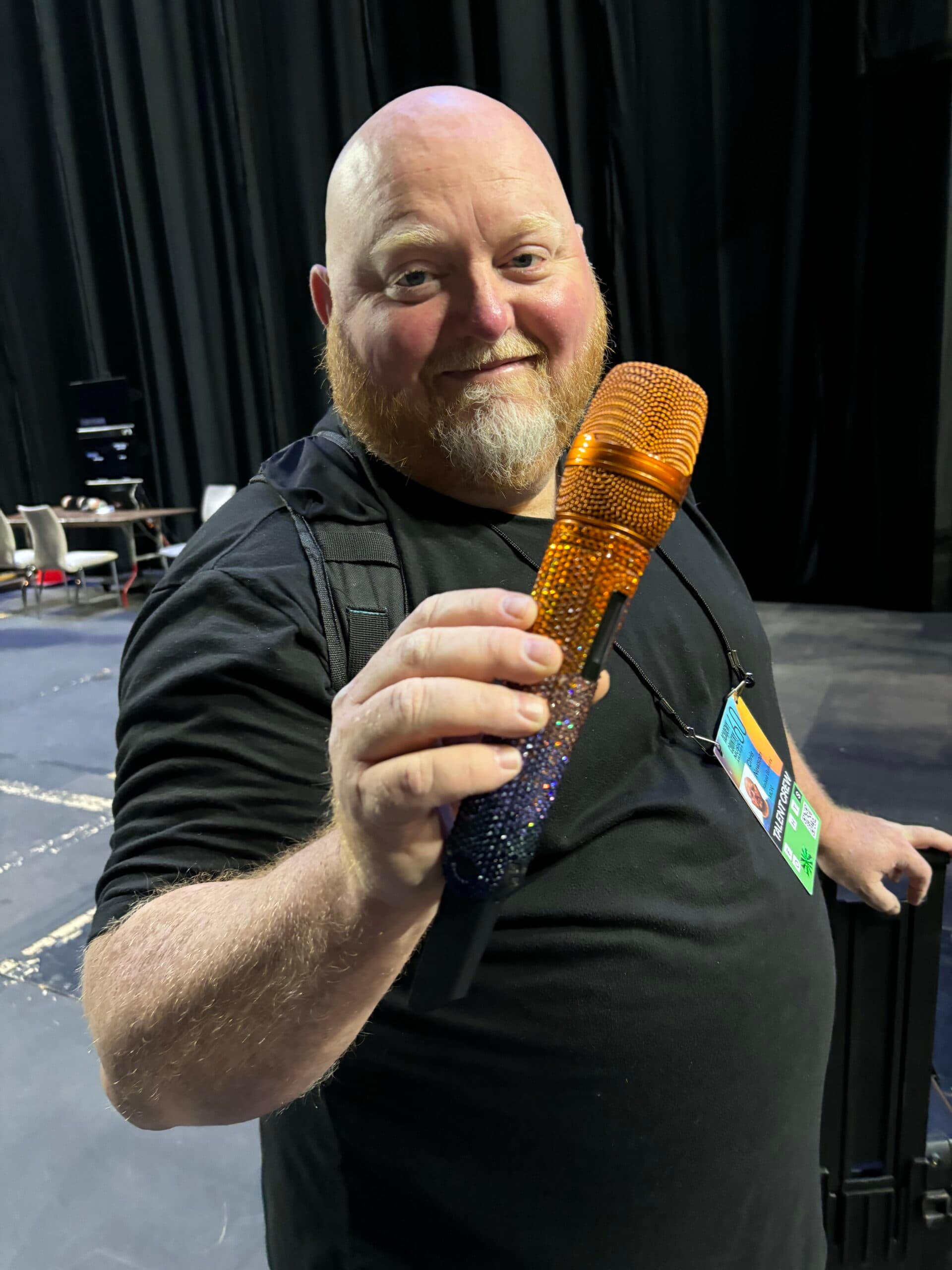 El ingeniero de monitores Chris Newsom muestra el sistema inalámbrico Digital 6000 de Kelsea Ballerini combinado con la cápsula de micrófono MD 9235