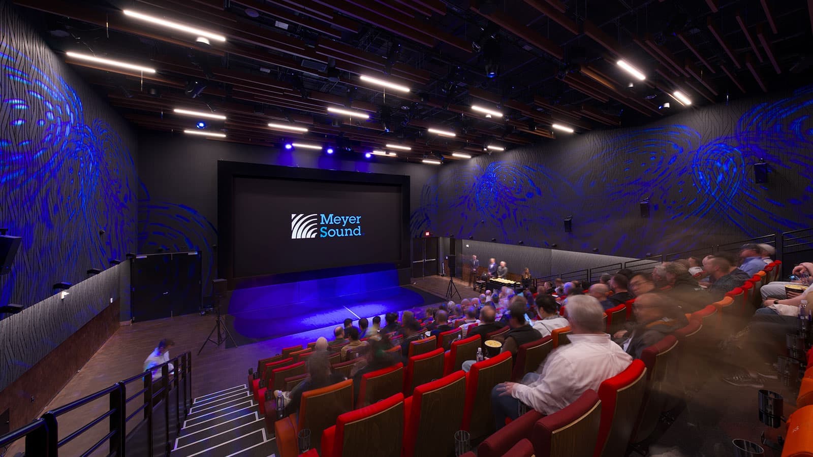 Sala de cine del Beverly Theater en Las Vegas equipada con el sistema de altavoces ASTRYA de Meyer Sound, destacando su diseño acústico avanzado y experiencia sonora inmersiva.
