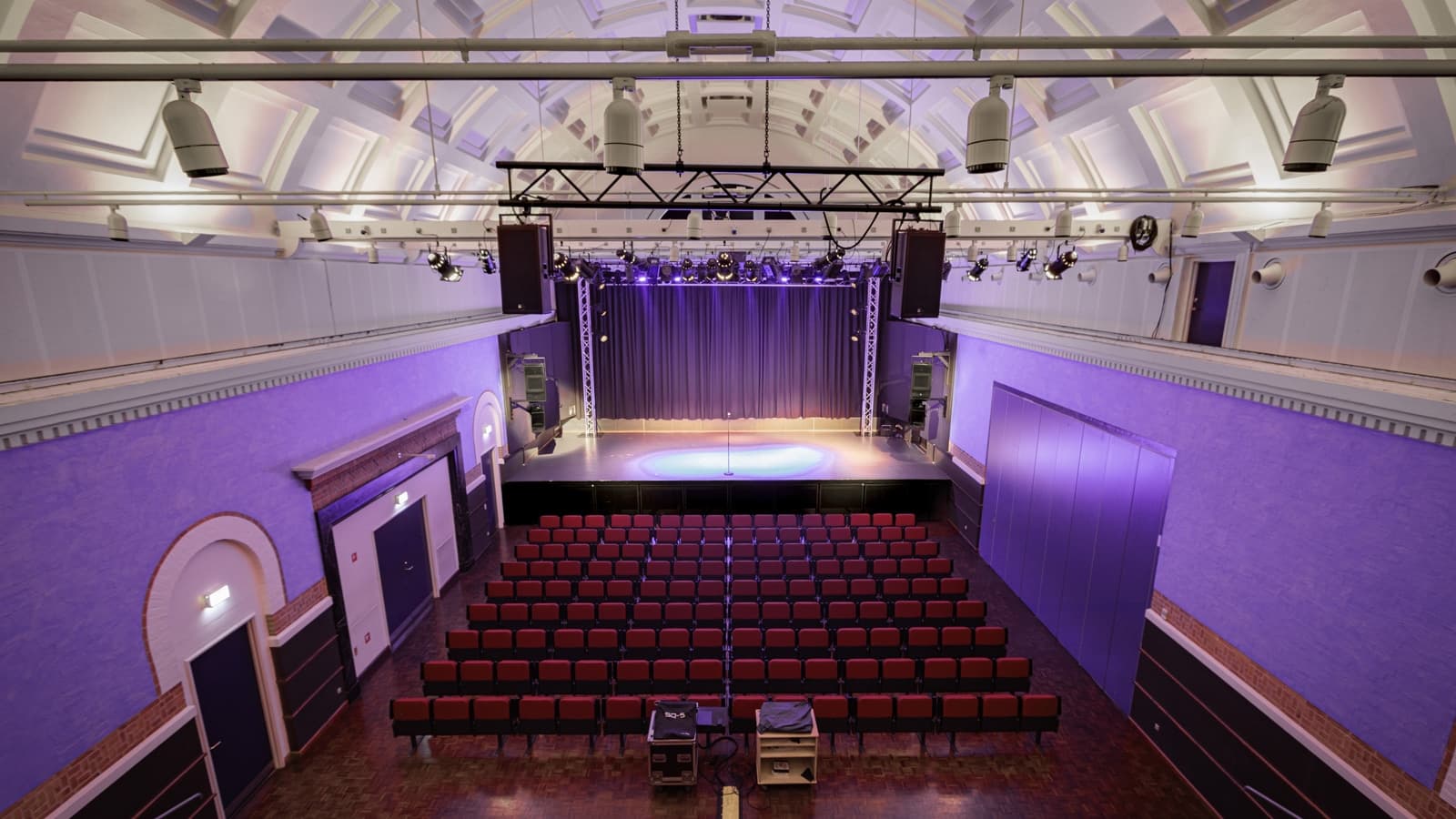 Vista general del Slagelse Musikhus renovado con instalación de altavoces de fuente puntual ULTRA-X80 para eventos y espectáculos