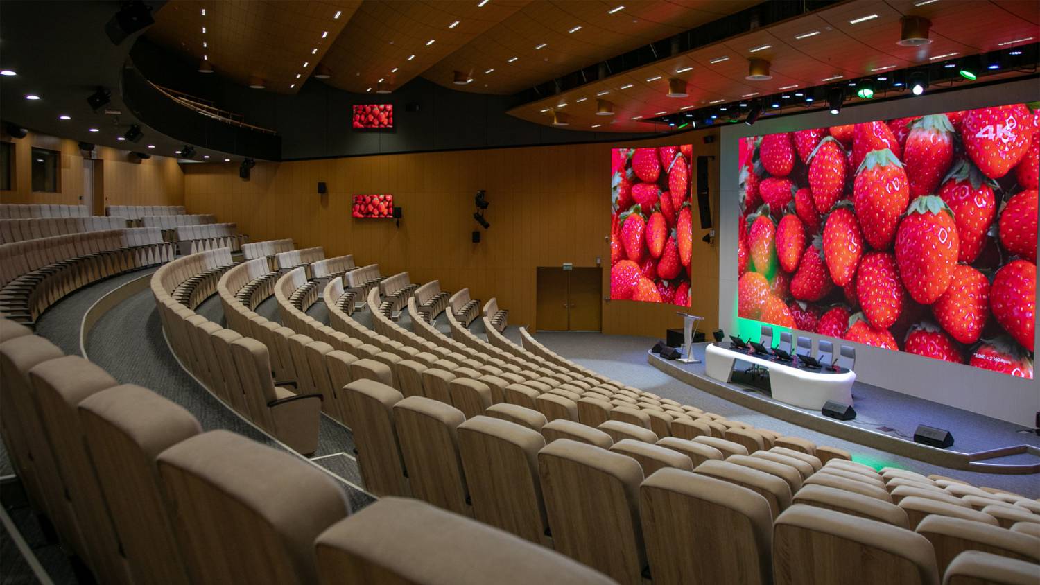 Auditorio equipado con solución multilingüe para conferencias de VISSONIC, con matriz 4K, cámaras PTZ y sistema de interpretación simultánea.