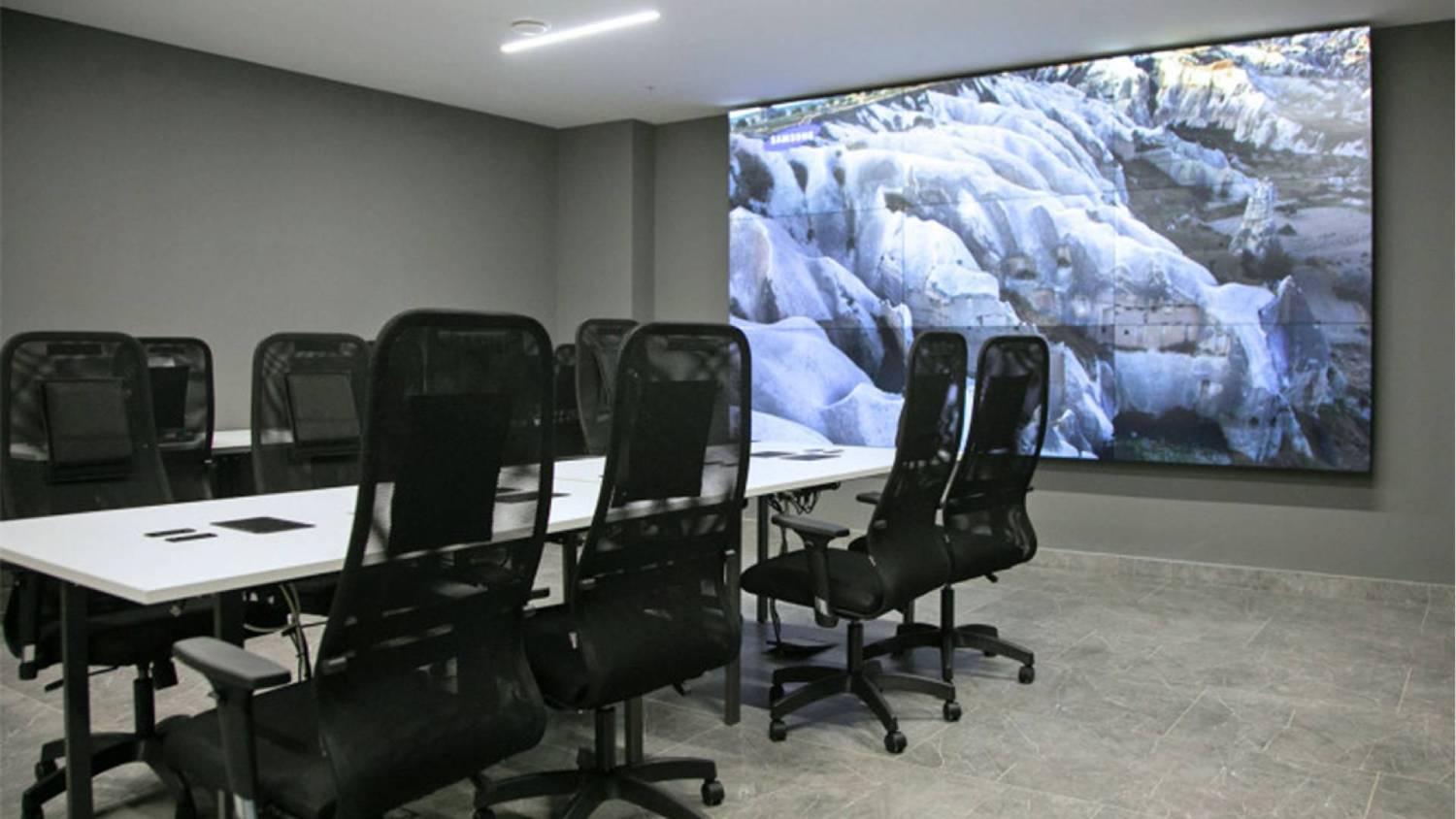 Sala de reuniones equipada con solución multilingüe para conferencias, con videowall 4K y sistema de audio e interpretación profesional de VISSONIC.