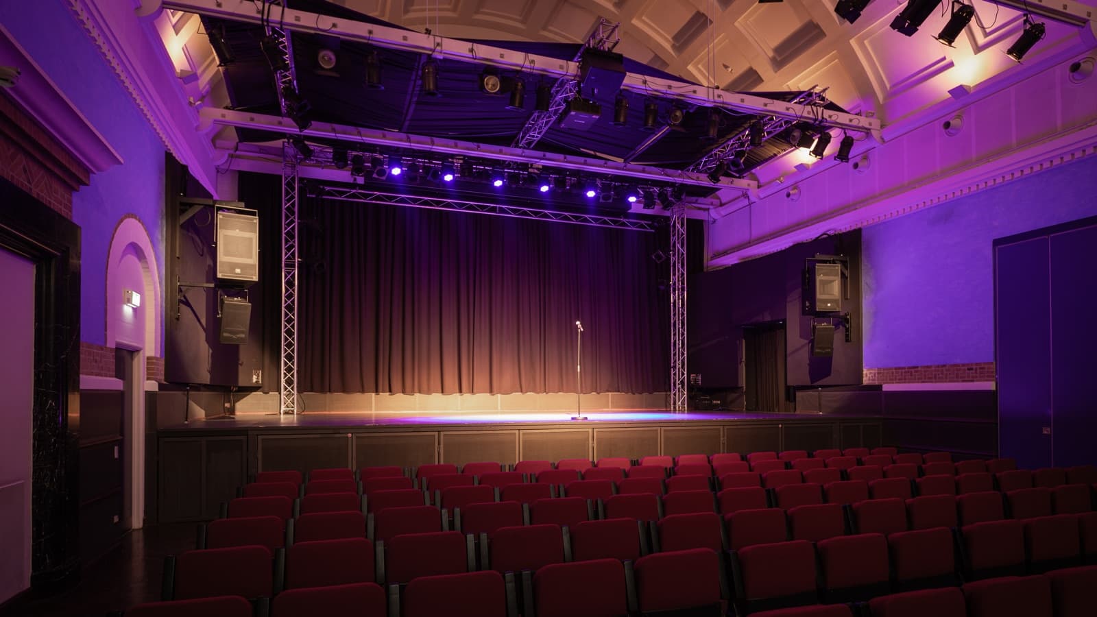Escenario principal del Slagelse Musikhus equipado con altavoces de fuente puntual ULTRA-X80, listo para eventos profesionales.