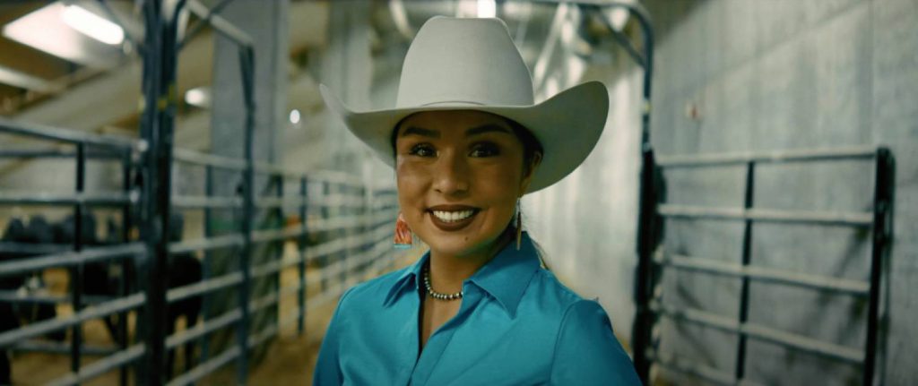 Retrato de una joven participante del Indian National Finals Rodeo, capturada con la Blackmagic PYXIS 6K en un entorno controlado de luz mixta.