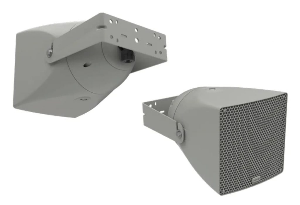 Altavoces Community R.15‑3696 de Biamp, resistentes a la intemperie y diseñados para recintos grandes como estadios y lugares de culto.