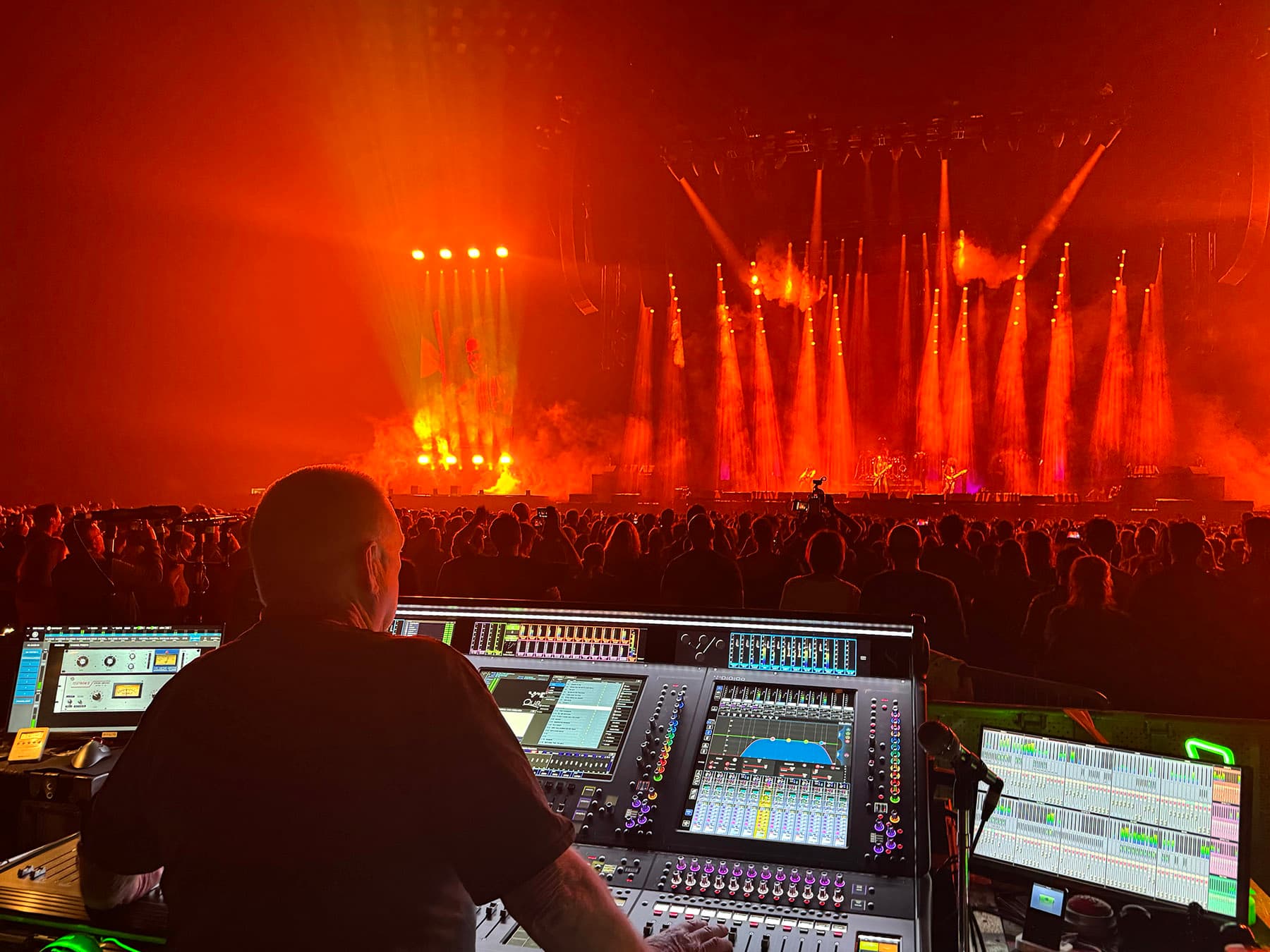 Operador de FOH utilizando consola digital DiGiCo Quantum852 con transform.engine de Fourier Audio durante un concierto en la gira en directo de Lenny Kravitz.