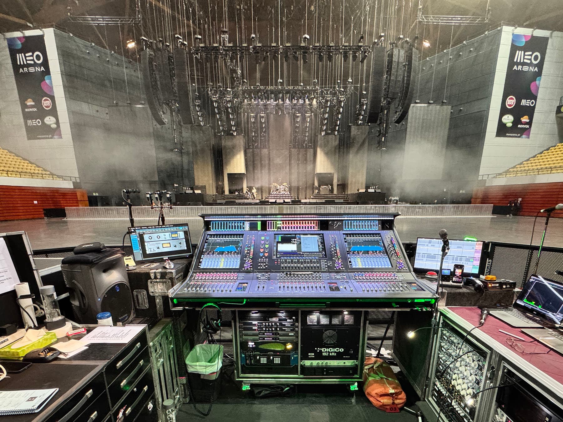 Consola digital DiGiCo Quantum852 en la preparación del sonido de estudio en directo para las giras en directo de Lenny Kravitz, integrada con el transform.engine de Fourier Audio.
