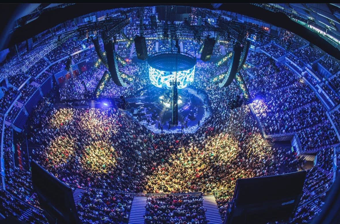 Vista aérea del Movistar Arena durante la gira “Discoteca de los 80”, con sonido envolvente logrado gracias a equipos de sonido de Meyer Sound y DiGiCo Fluge Audiovisuales.