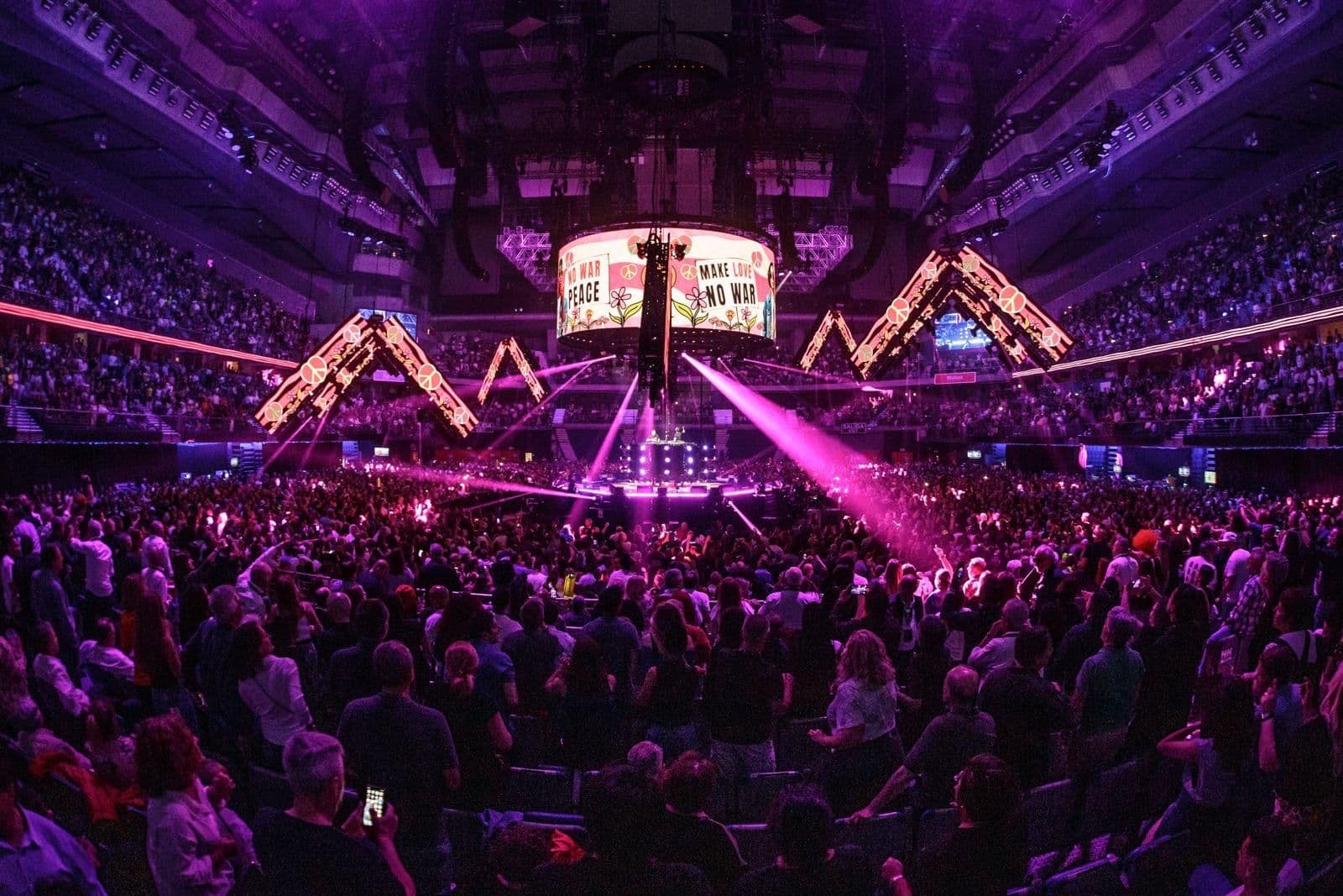 Vista panorámica del Movistar Arena durante el concierto “Discoteca de los 80”, con iluminación escénica y sonido envolvente proporcionado por equipos de Meyer Sound y DiGiCo Fluge Audiovisuales.